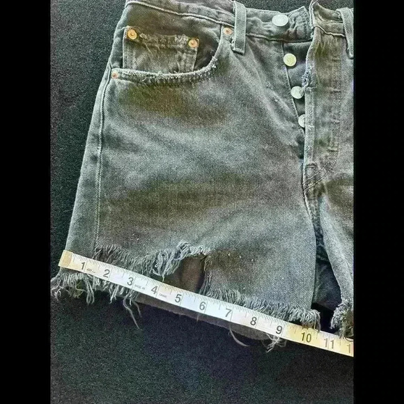 Levi’s 501 Distressed High-Waisted Black Denim Cutoff Shorts S26 90’s vintage - Picture 4 of 9